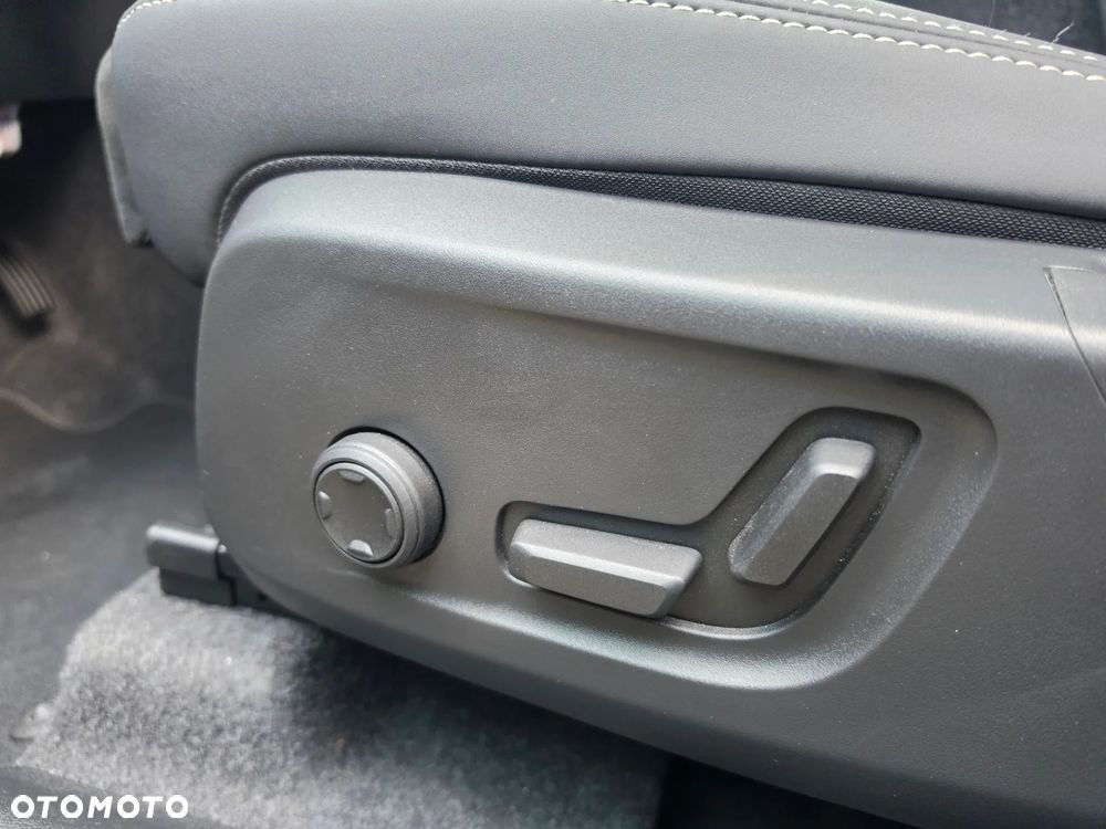 Volvo XC 40 B4 B DKG Ultra Black Edition - 21