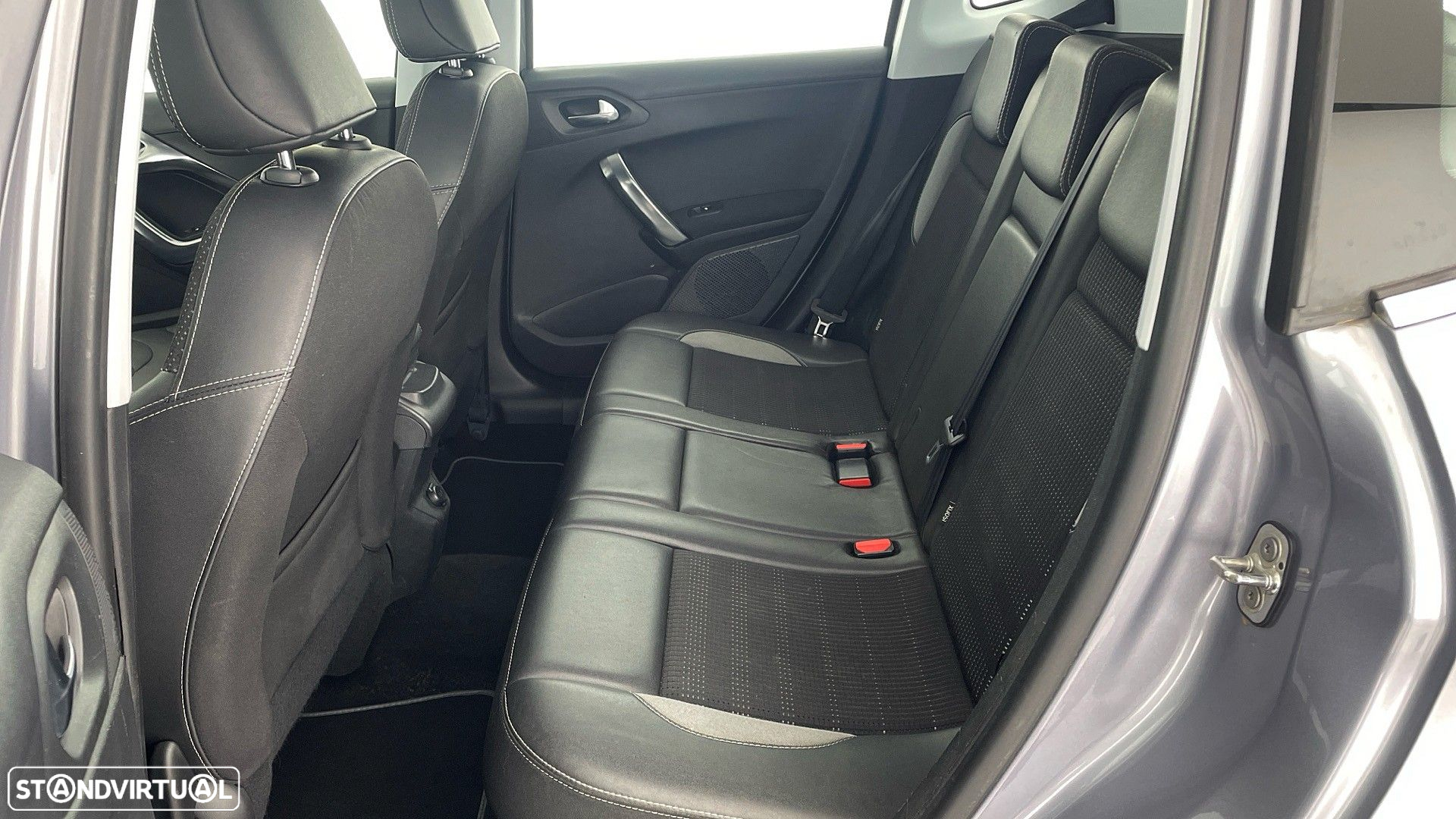 Peugeot 2008 1.2 PureTech Allure EAT6 - 40