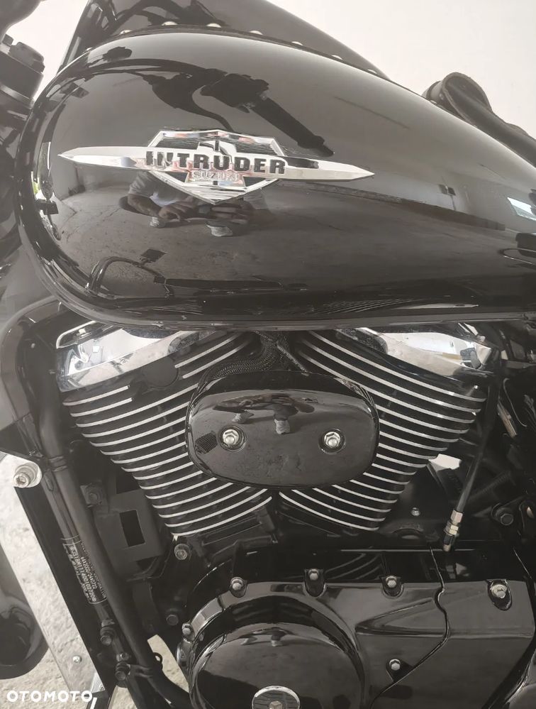 Suzuki Intruder - 12