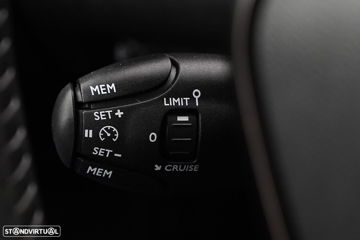 Peugeot 2008 1.2 PureTech Allure - 17