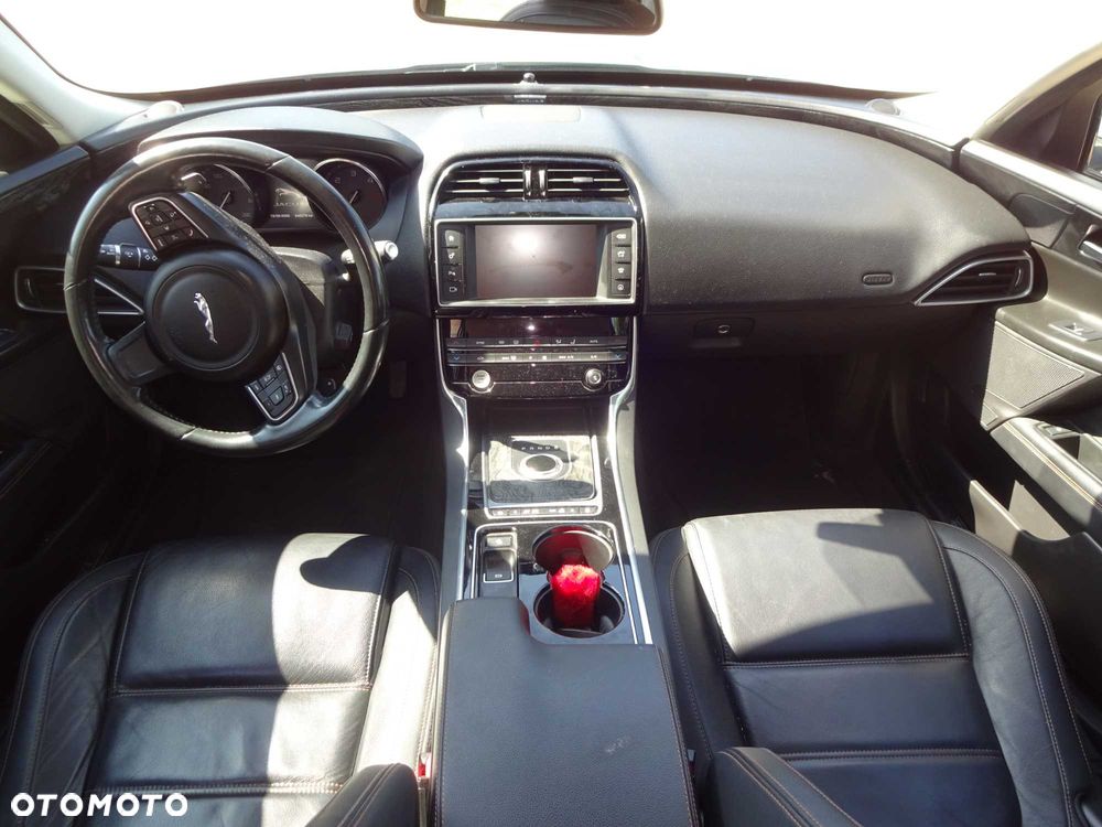 Jaguar XE - 6