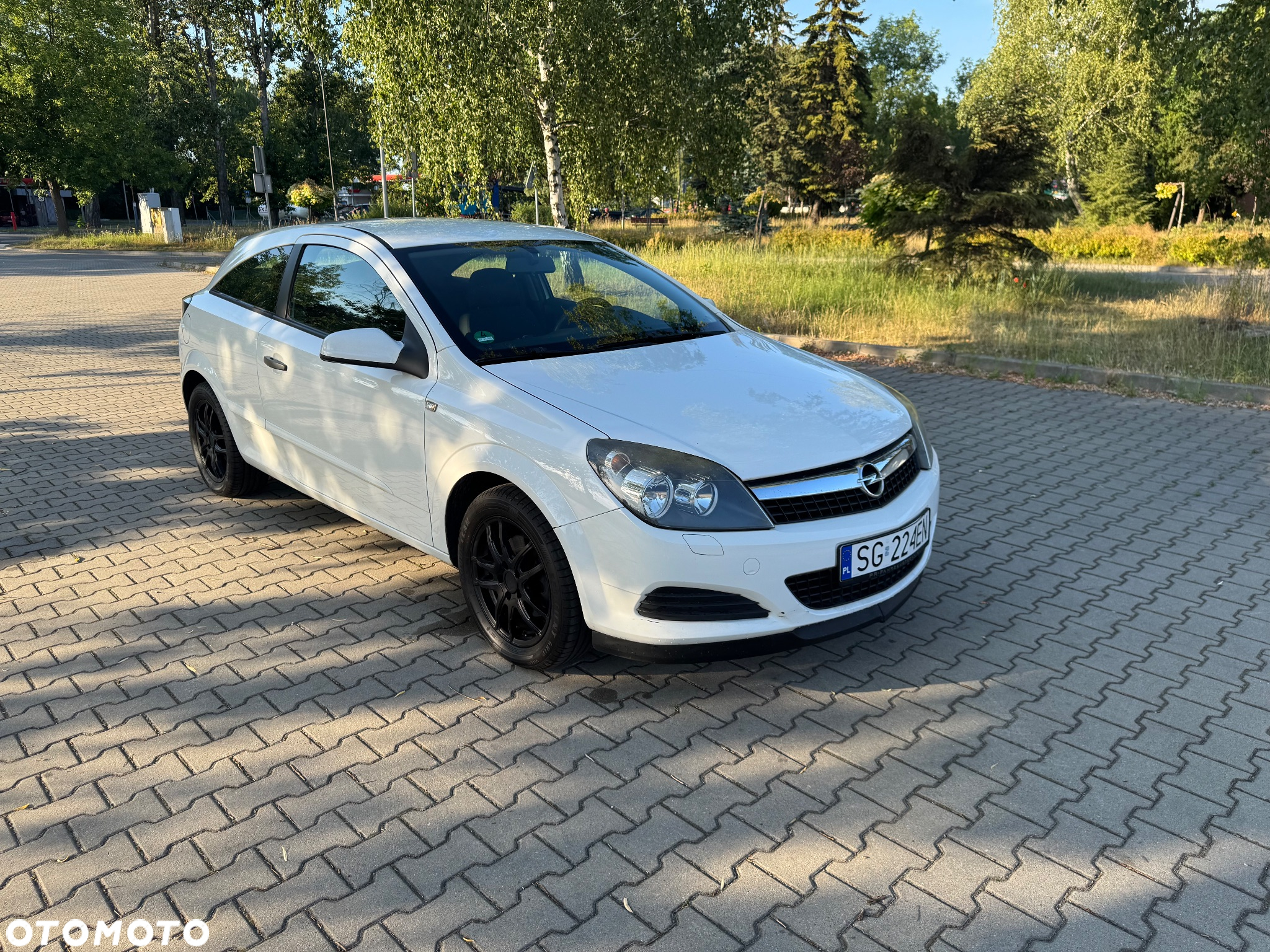 Opel Astra GTC 1.6 Black&White - 3