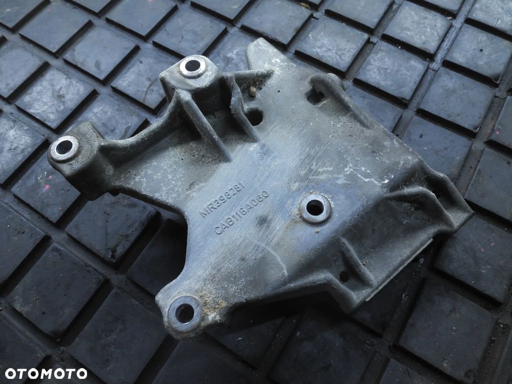 ŁAPA MOCOWANIE SPRĘŻARKI KLIMATYZACJI MR398281 MITSUBISHI SPACE STAR I 1.6 - 1