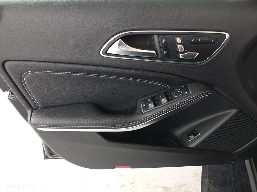 Mercedes-Benz GLA 250 4Matic 7G-DCT - 10