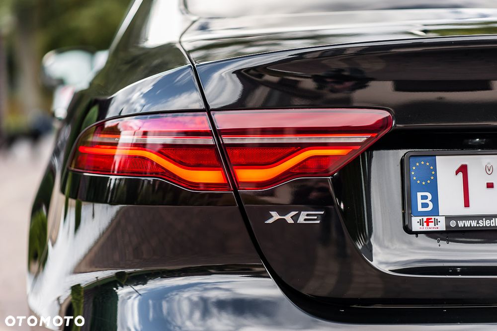 Jaguar XE 2.0 T Prestige - 9
