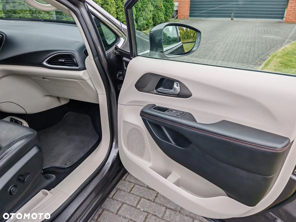 Chrysler Pacifica - 17