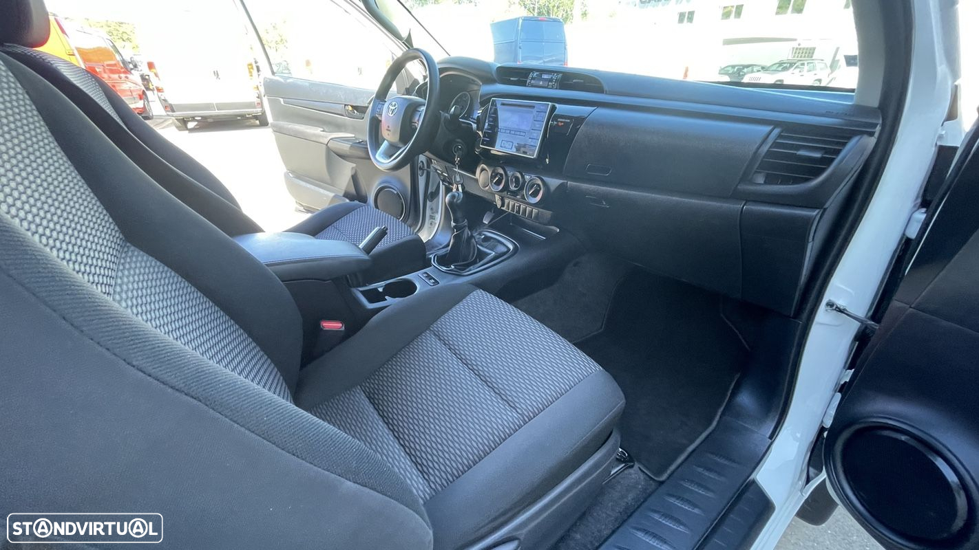 Toyota Hilux 2.4 D-4D 4X2 - 29