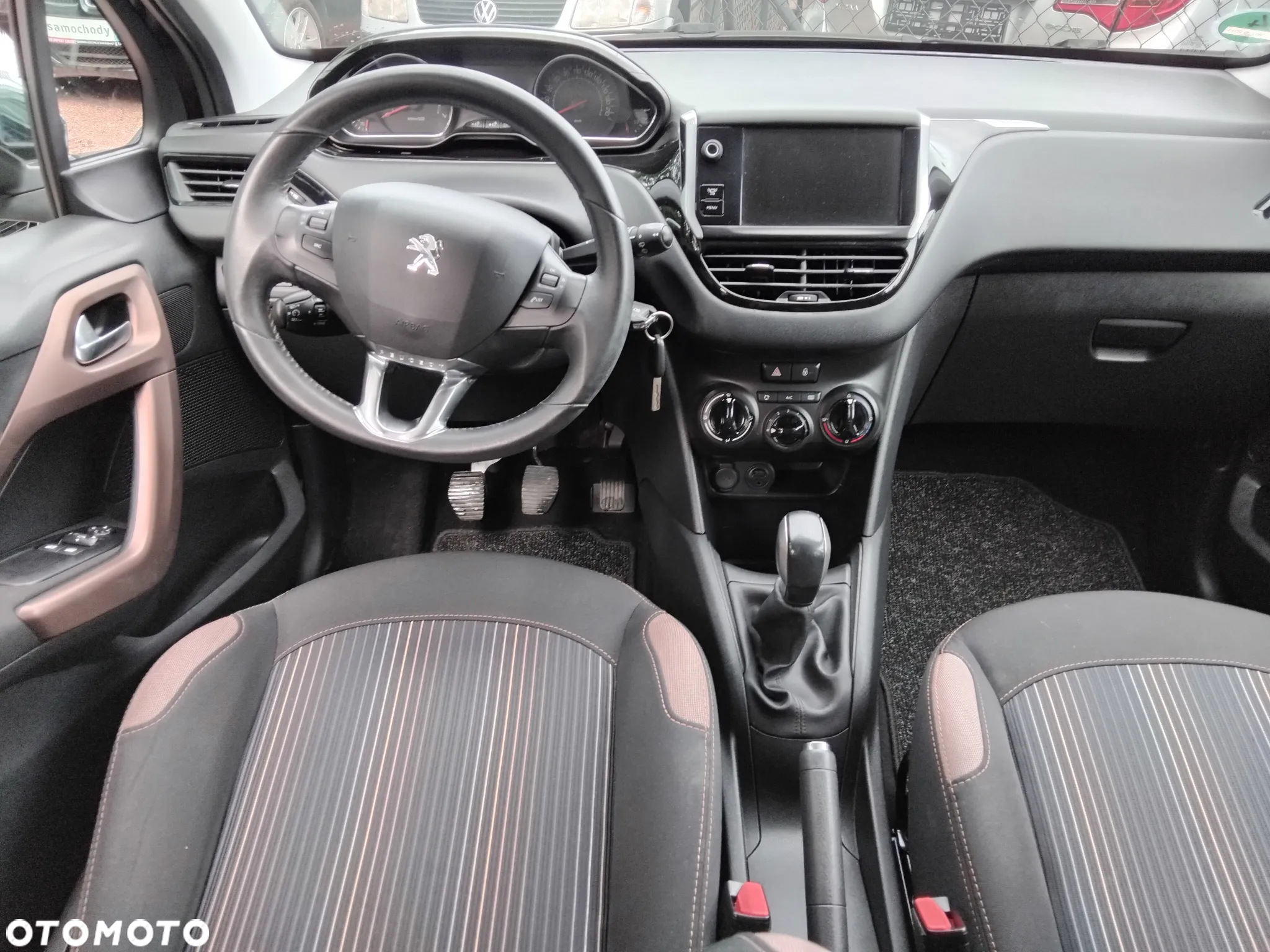 Peugeot 208 - 13