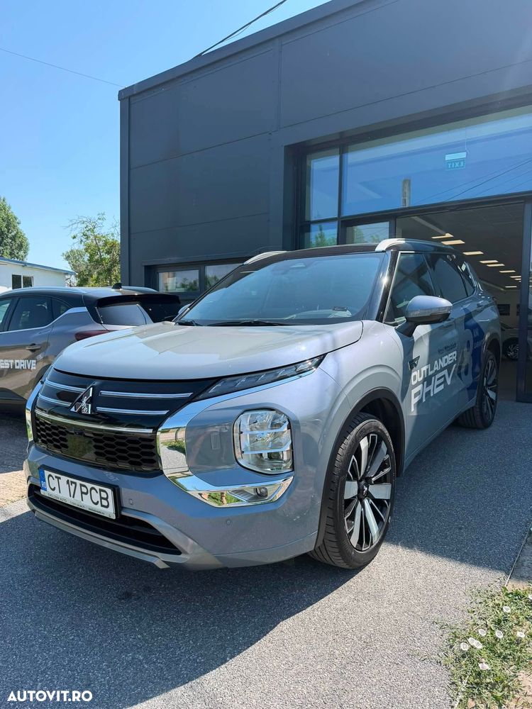 Mitsubishi Outlander 2.4 L 4X4 PHEV Instyle Ultimate - 2