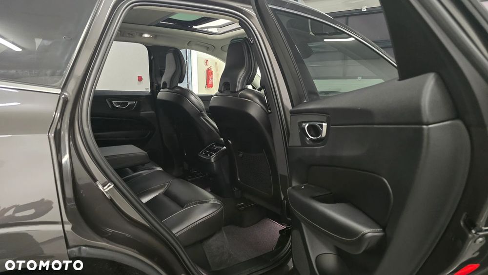 Volvo XC 60 B4 D AWD Plus Dark - 5