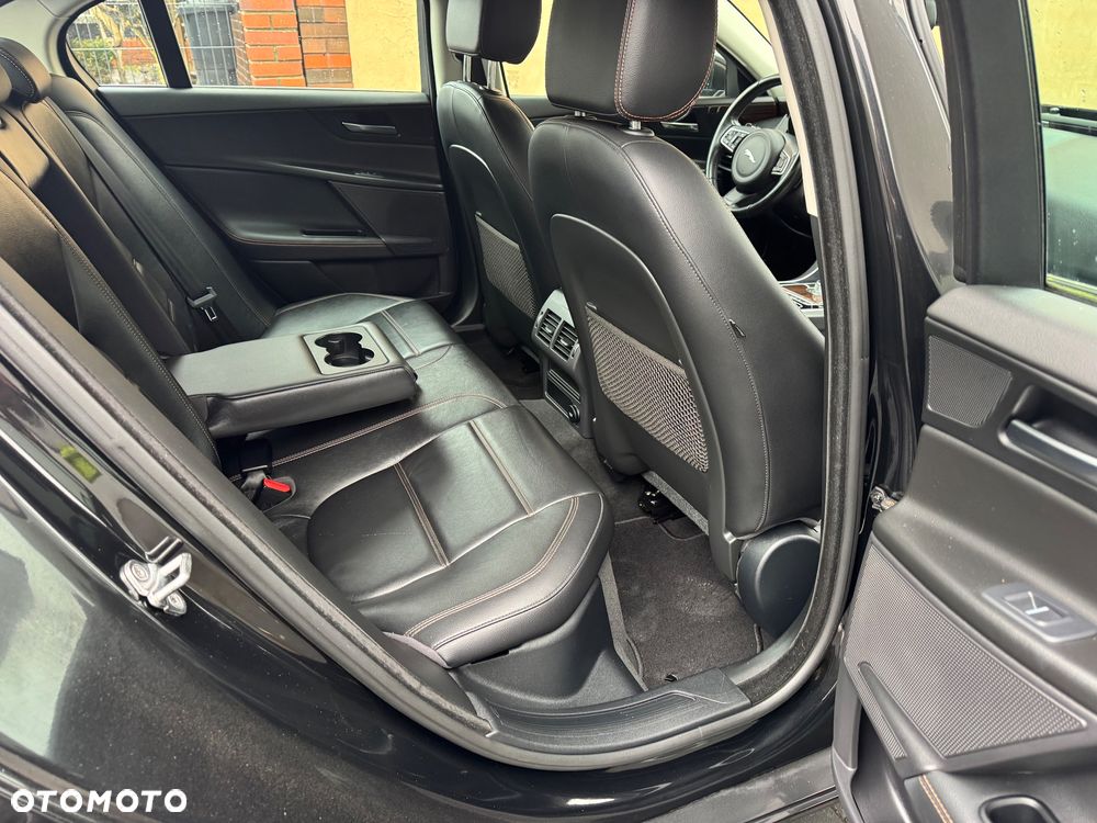 Jaguar XE 2.0 D Prestige - 23