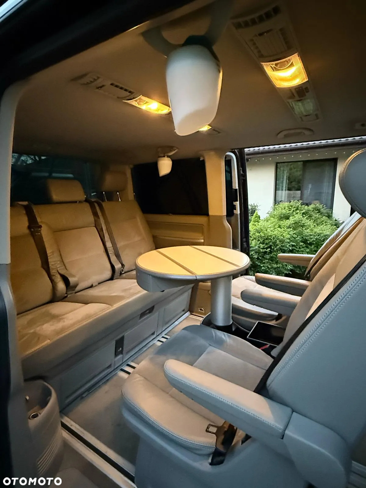 Volkswagen Multivan - 2