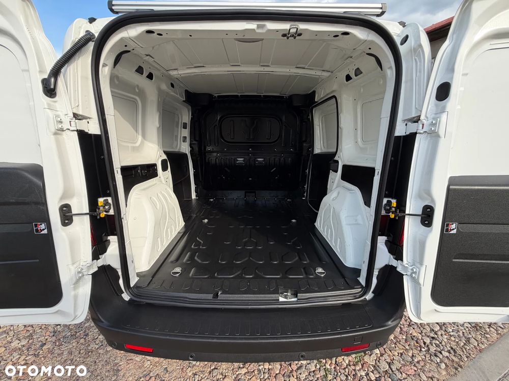 Fiat DOBLO VAN VAT-1 Homologacja cięż. DMC: 2145kg Ładowność 706kg MOCNY SILNIK 1.6 MultiJet, 105KM Emisja Euro-6, Skrzynia biegów 6-cio stopniowa! ORYGINALNA ZABUDOWA PAKI, BOCZNE DRZWI PRZESUWNE, RADIO FABRYCZNE, Hak 1300kg, PODGRZEWANE FOTELE Z REG. I PODŁOKIETNIKIEM, BAGAŻNIK DACHOWY ORYGINALNY FIAT, PARKTRONIKI, ALARM.. - 7