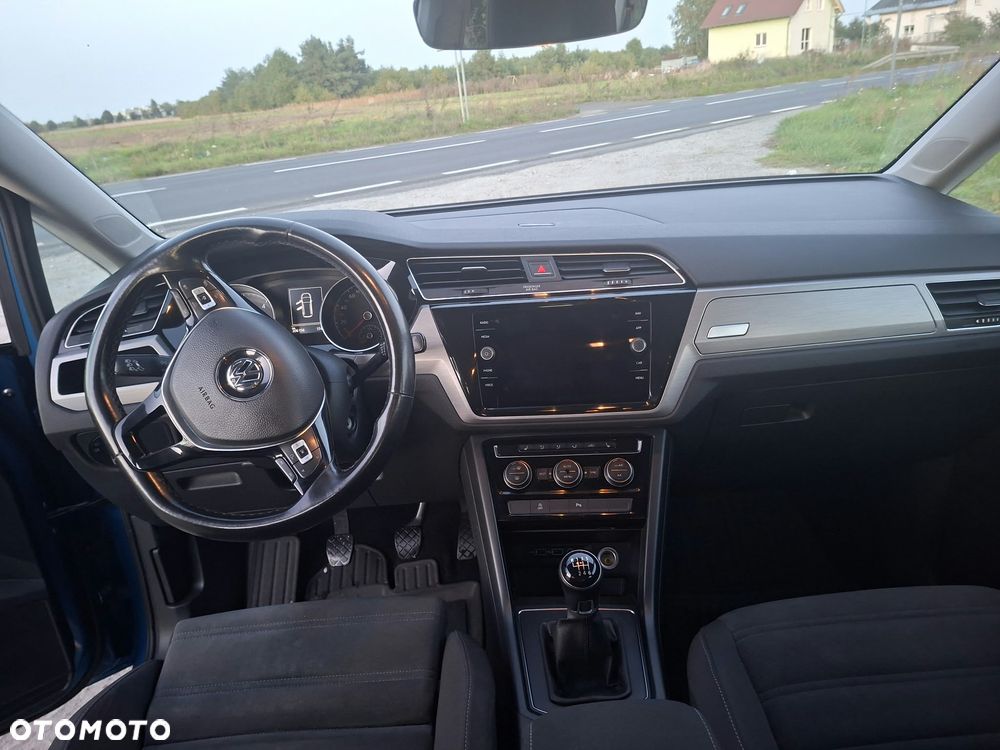 Volkswagen Touran - 11