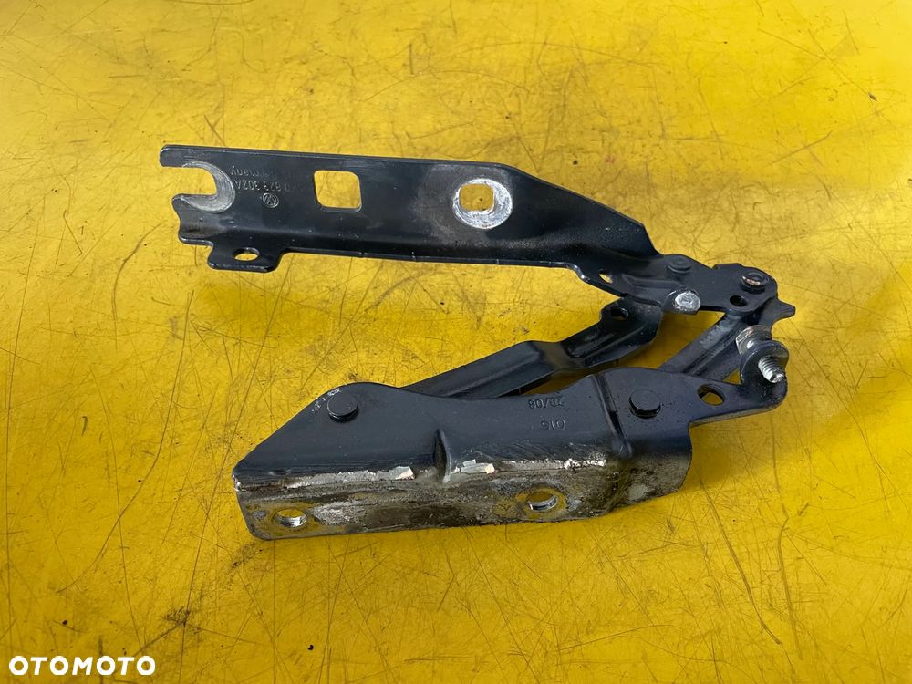 VW GOLF V 5 ZAWIAS UCHWYT MASKI PRAWY - 1