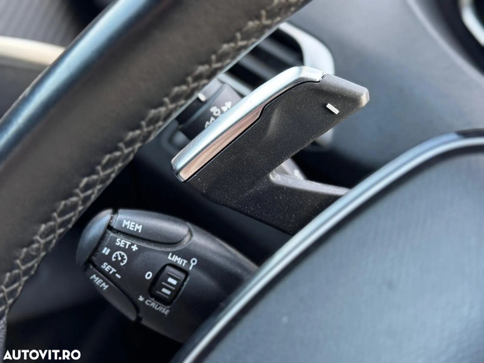 Peugeot 3008 1.2 PureTech Turbo S&S EAT8 Allure - 34