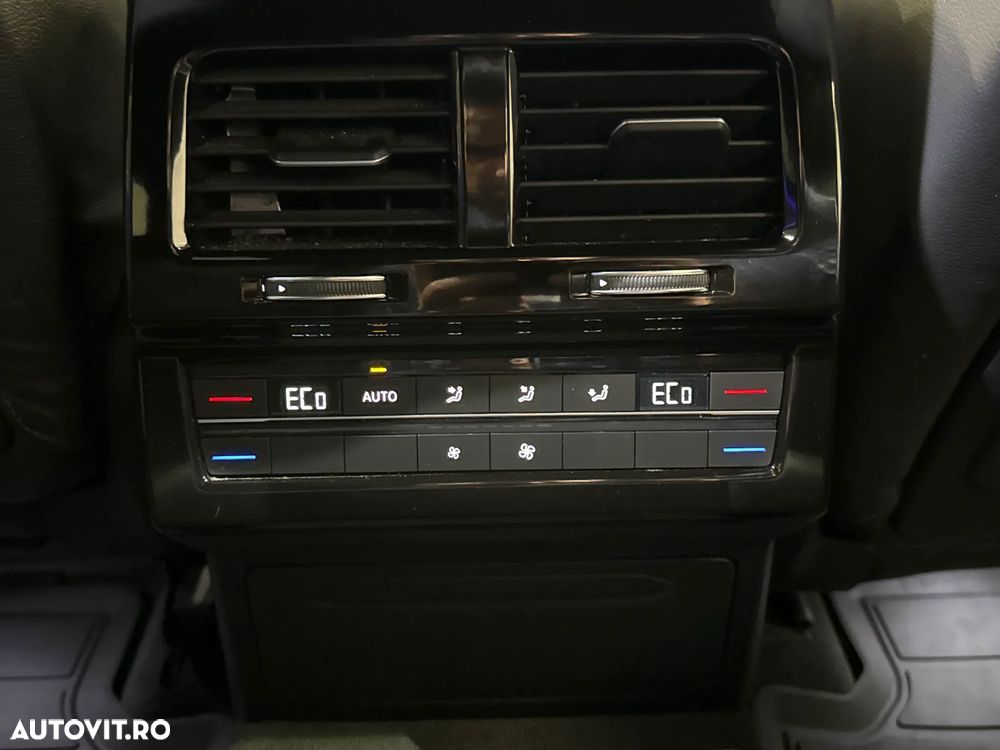 Volkswagen Touareg V6 TDI 4MOTION R-Line - 24