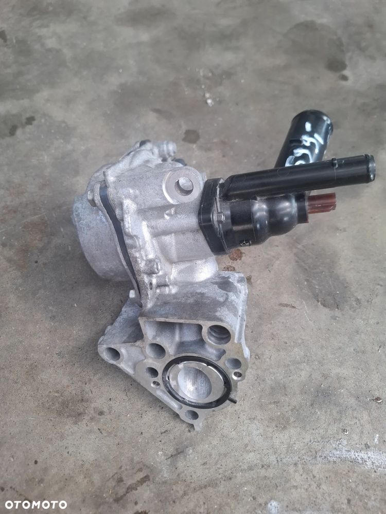 TOYOTA RAV4 V pompa wody 081010588010 - 2