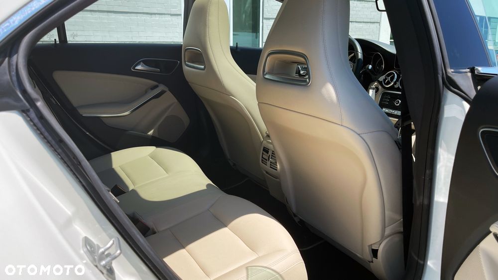 Mercedes-Benz CLA 250 7G-DCT - 17