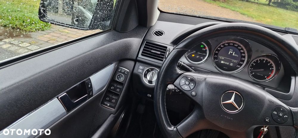 Mercedes-Benz Klasa C 180 CGI Automatik BlueEFFICIENCY Avantgarde - 19