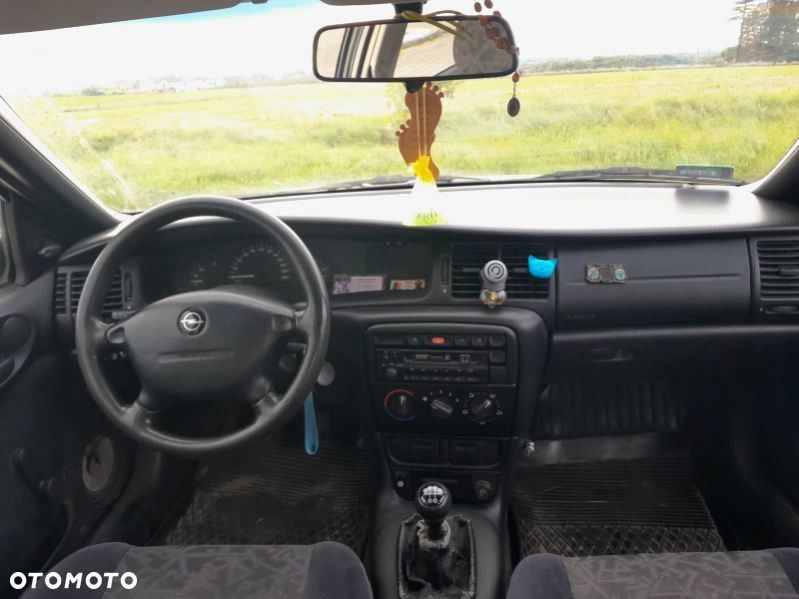 Opel Vectra 1.6 GL - 4