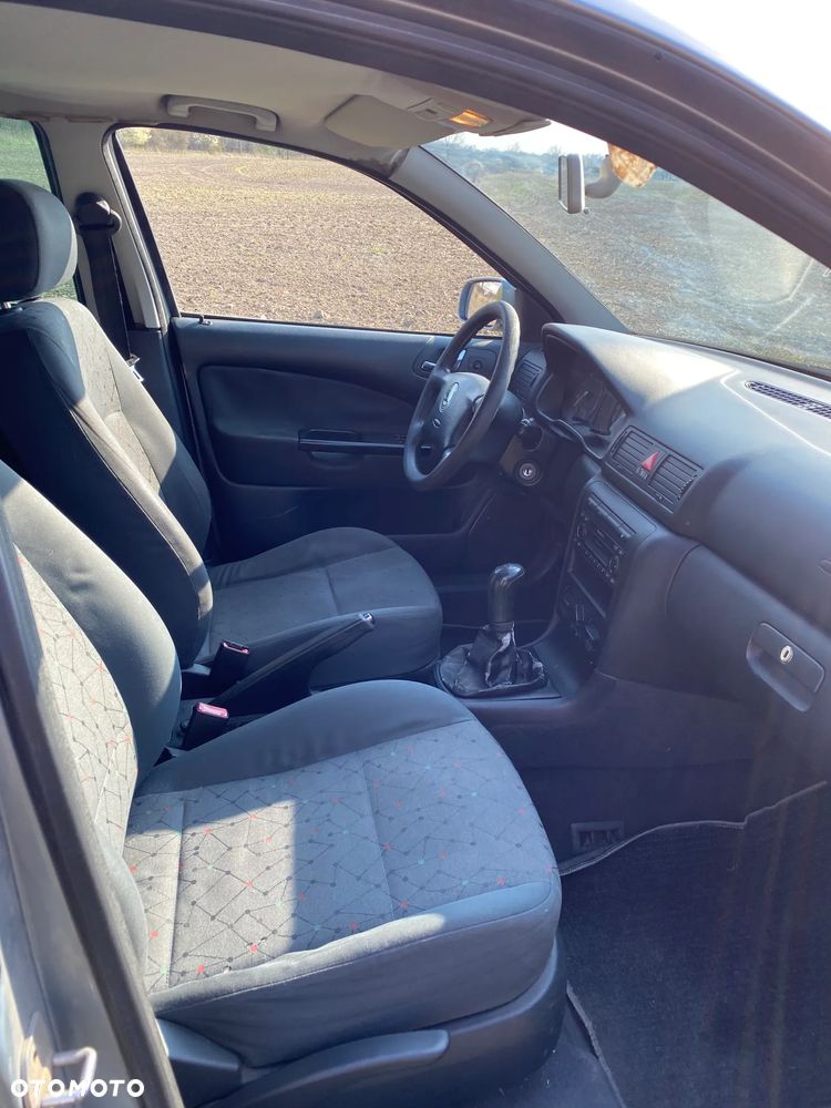 Skoda Octavia 1.6 Ambiente - 8