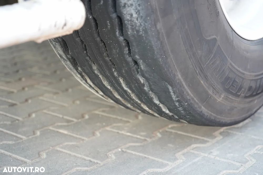 Benalu BENALU / 24 m3 / ALUMINIU / AXĂ RIDICATĂ / GREUTATE: 5.300 KG / PERDĂ ELECTRICĂ / JANTE DIN ALIAJ - 16