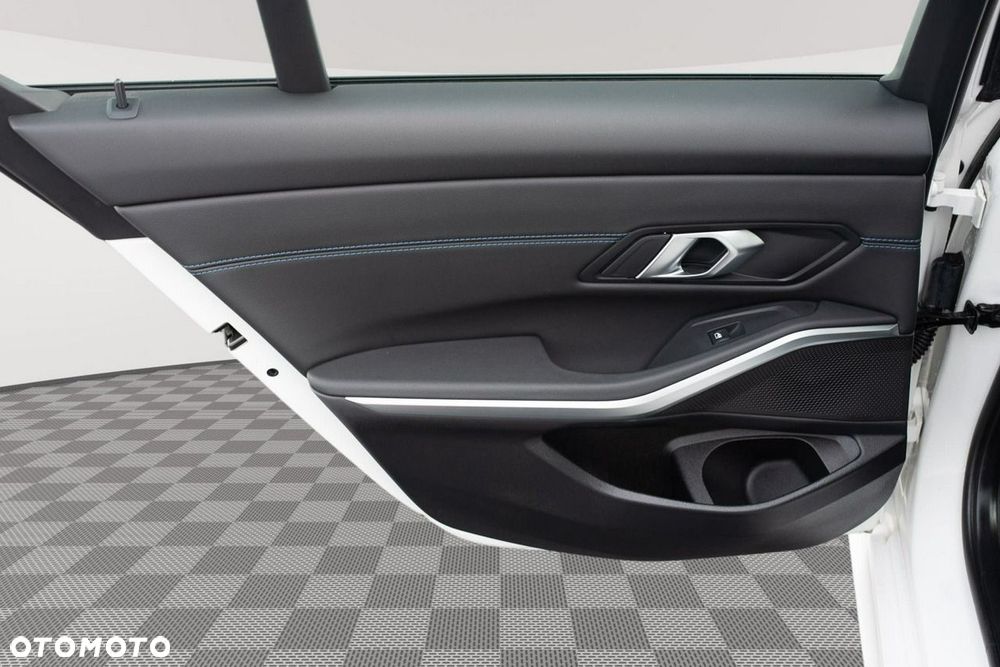 BMW Seria 3 318i M Sport - 22