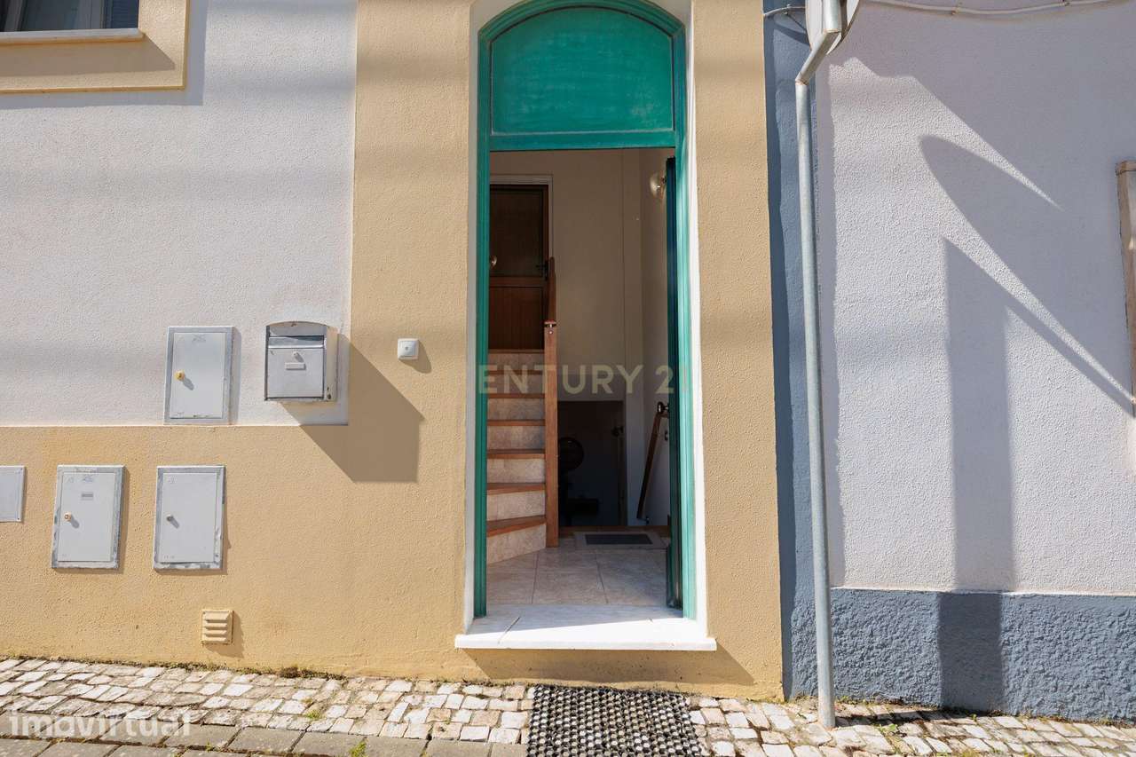 Moradia T3 Renovada | Tradição, Conforto e a poucos minutos das melhor - Grande imagem: 2/35