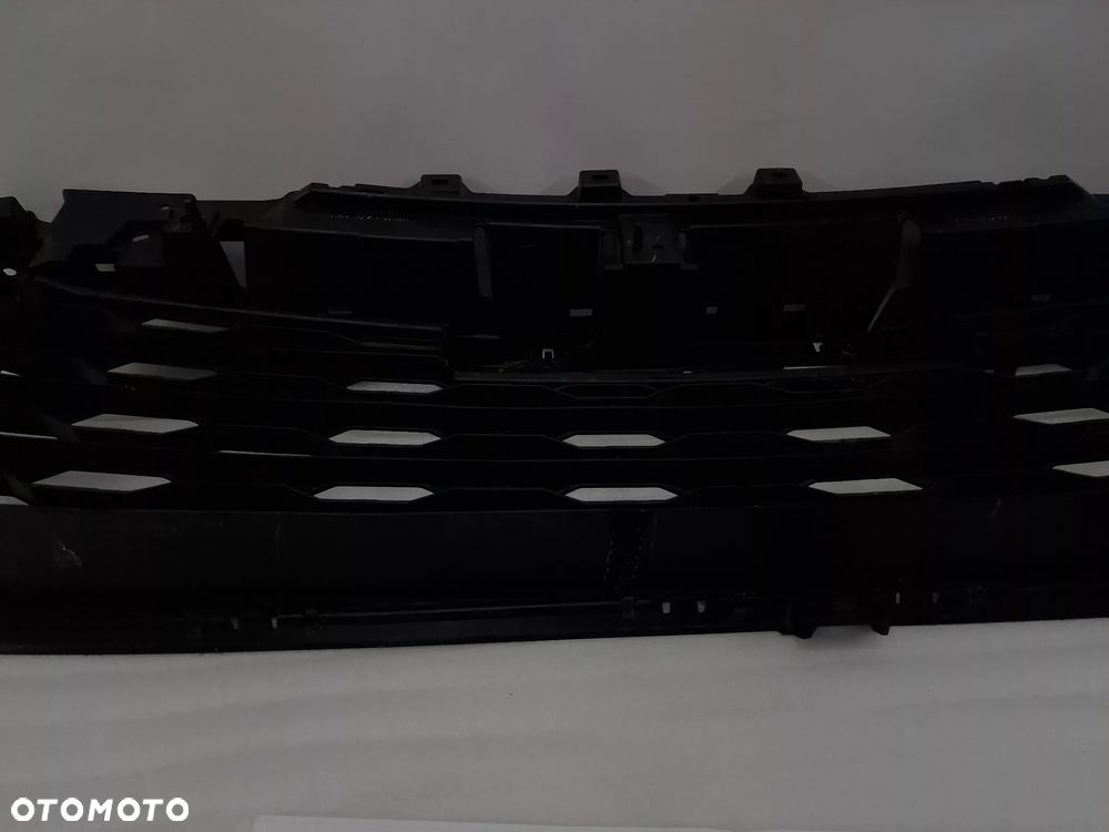 MITSUBISHI L200 19- KRATKA ŚRODKOWA ZDERZAKA PRZEDNIEGO PRZÓD , NR 6402A515 / 6402A536 / 6402A534 / 6402A535 , NR AUKCJI KR349 - 11