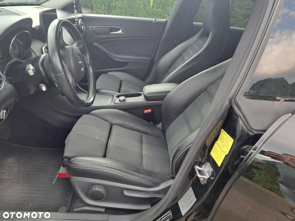 Mercedes-Benz CLA 180 7G-DCT Urban - 23