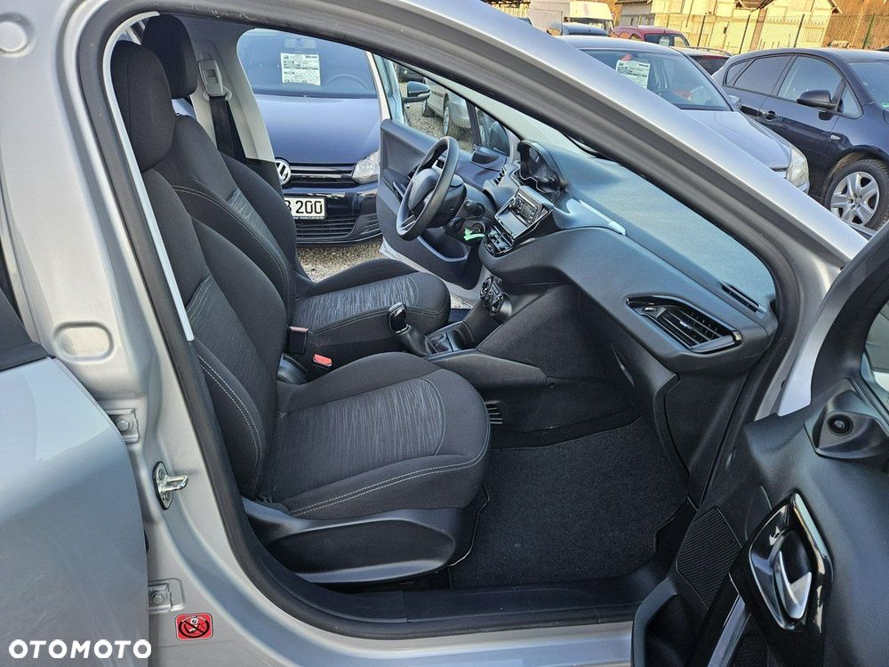 Peugeot 208 - 10