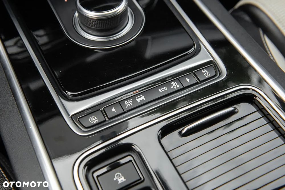 Jaguar XF P250 R-Dynamic BLACK - 27