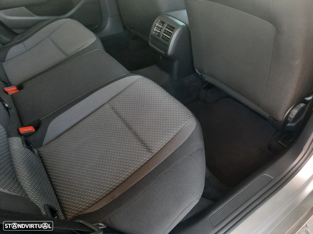 VW Passat 1.6 TDI BlueMotion - 38