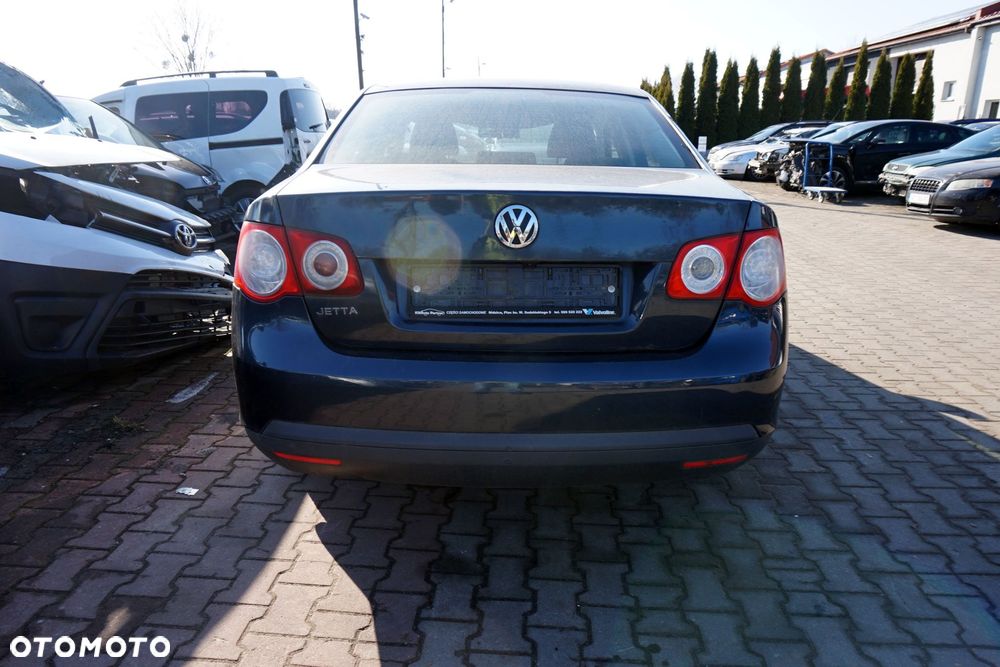 VOLKSWAGEN JETTA V SEDAN 2007 LC5F 1.9 TDI BXE 105KM JCR SZARY na części - 4