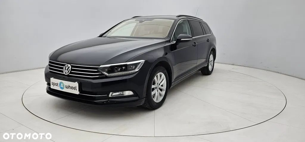 Volkswagen Passat - 1