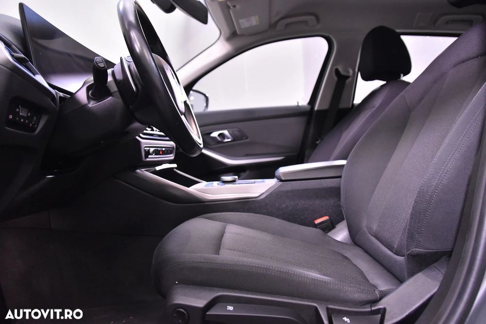 BMW Seria 3 318i Touring Aut. - 25