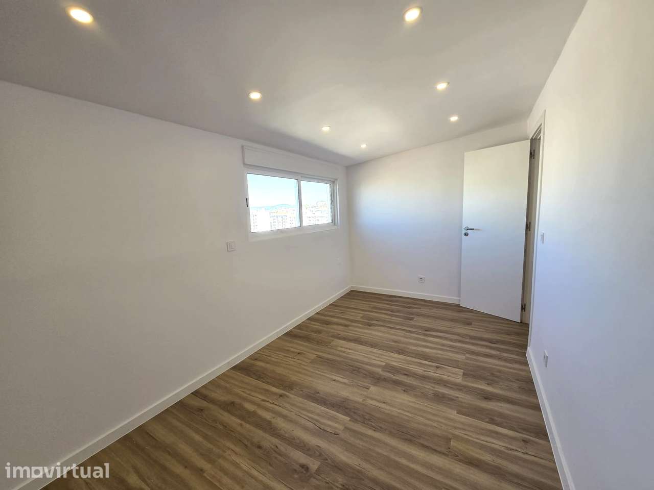 Apartamento T2 Remodelado com Varanda - Queluz - Grande imagem: 3/21