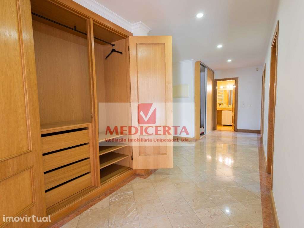 Amadora T4 (2 Parqueamentos + Arrecadação) - Grande imagem: 5/27