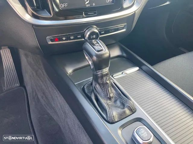 Volvo V60 2.0 D3 Momentum Core Geartronic - 24