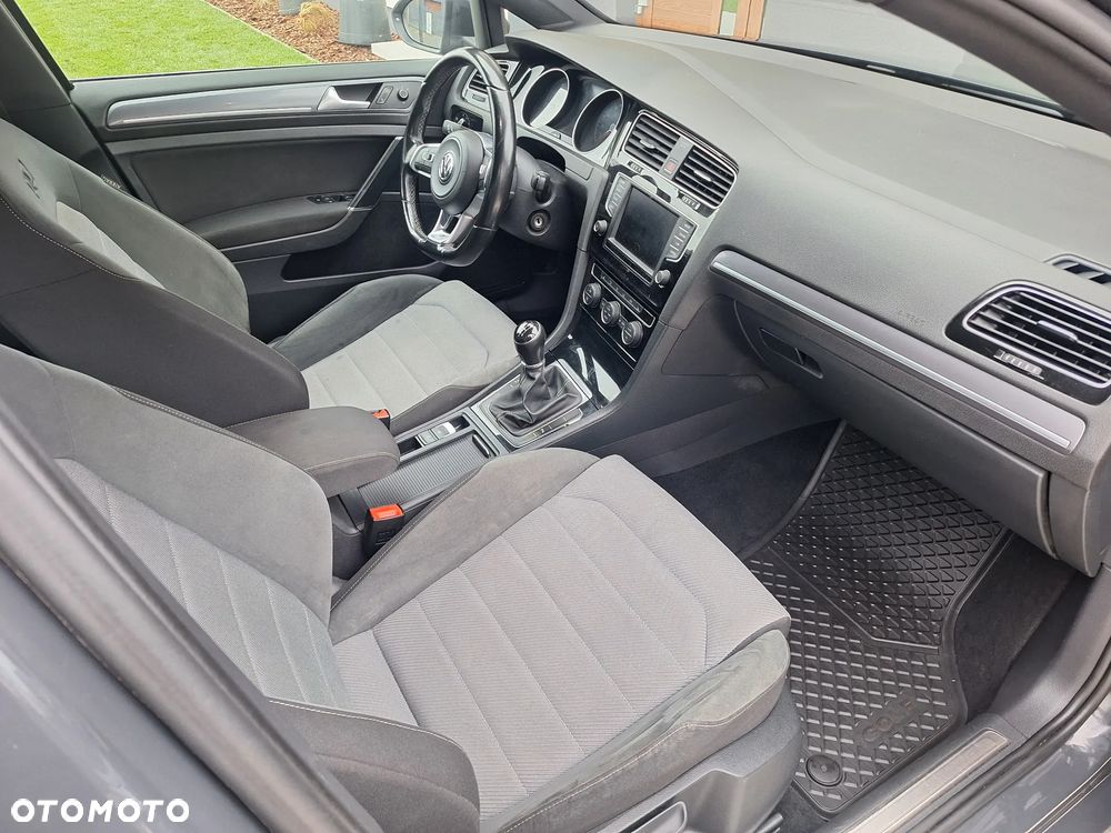 Volkswagen Golf - 28