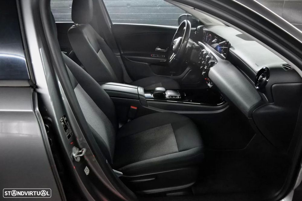 Mercedes-Benz A 200 Limousine d Progressive Aut. - 32