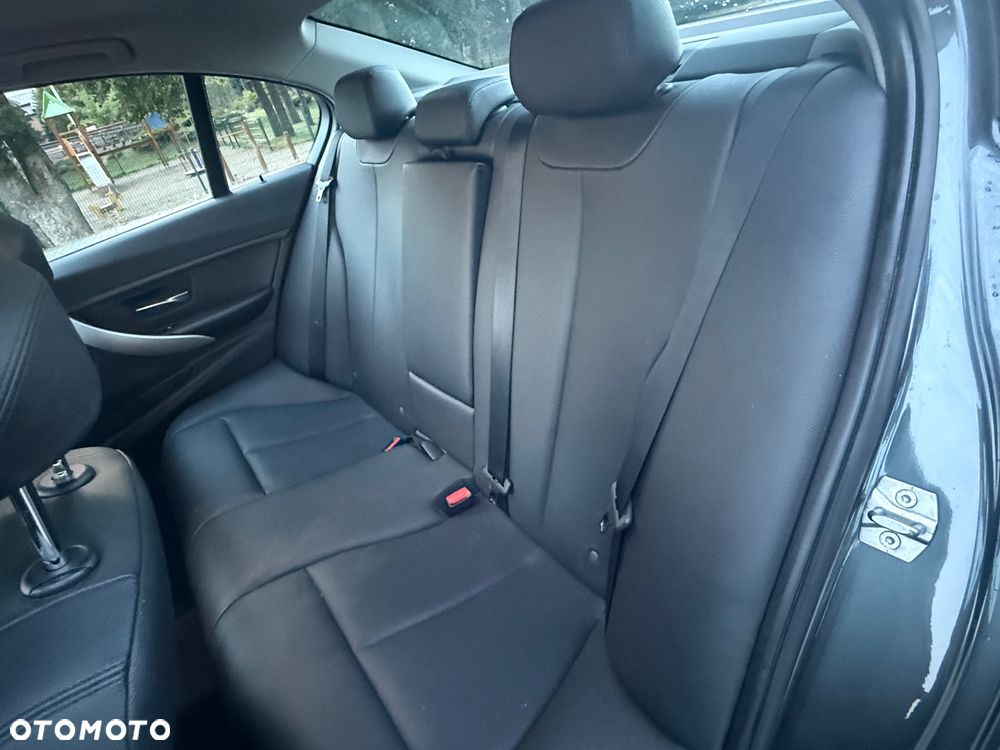 BMW Seria 3 320i - 12
