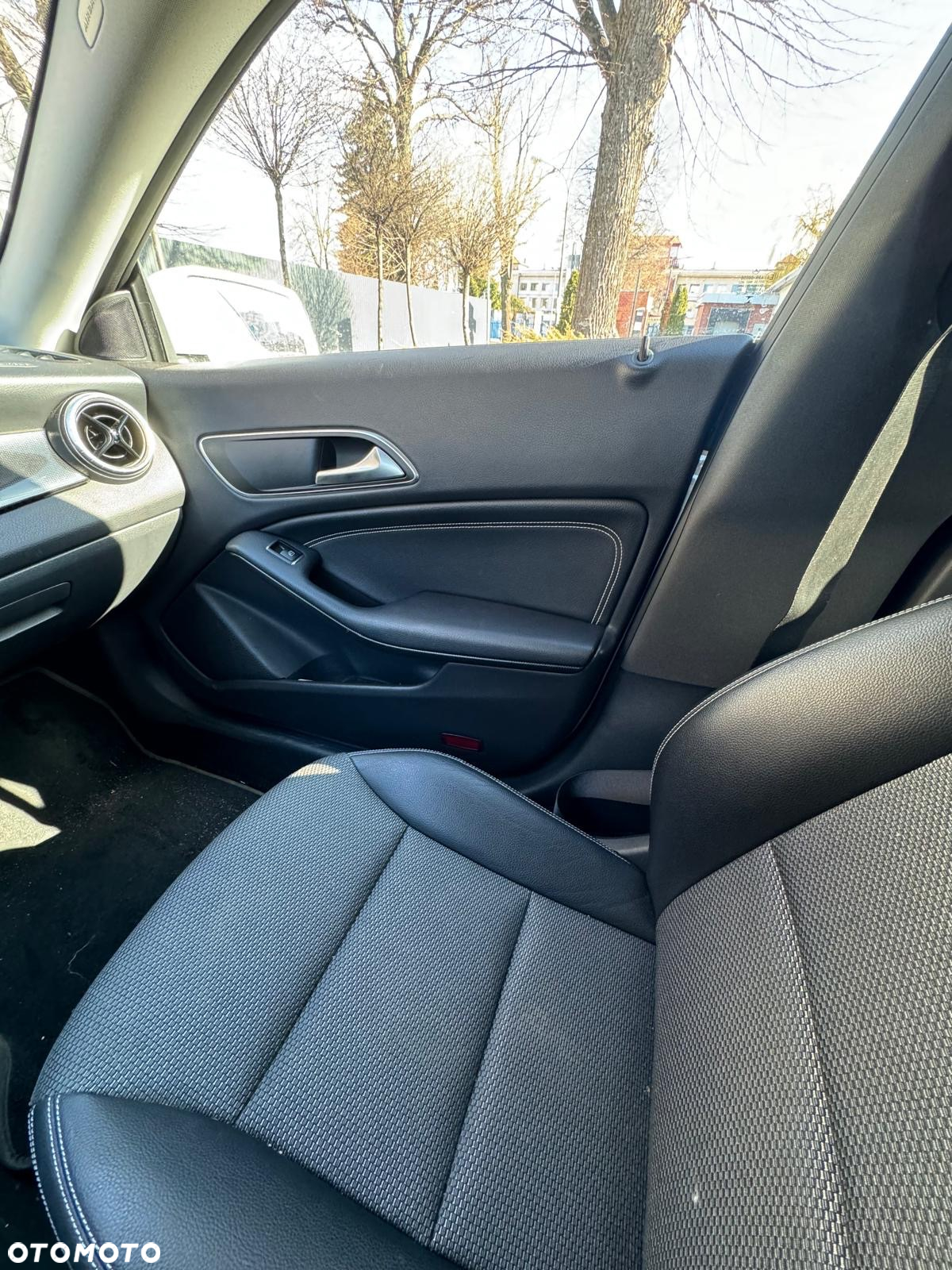 Mercedes-Benz CLA 180 7G-DCT - 11
