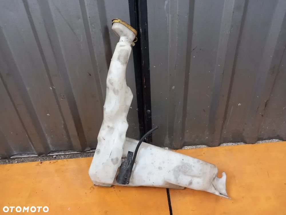 zbiorniczek spryskiwaczy pompka renault master ii movano a lift 2.5 dci 2003-2010 8200146985a - 2