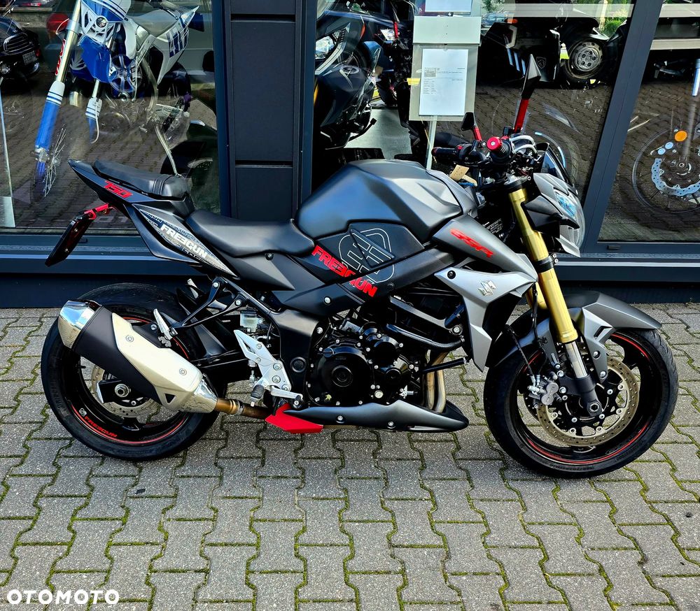 Suzuki GSR - 29
