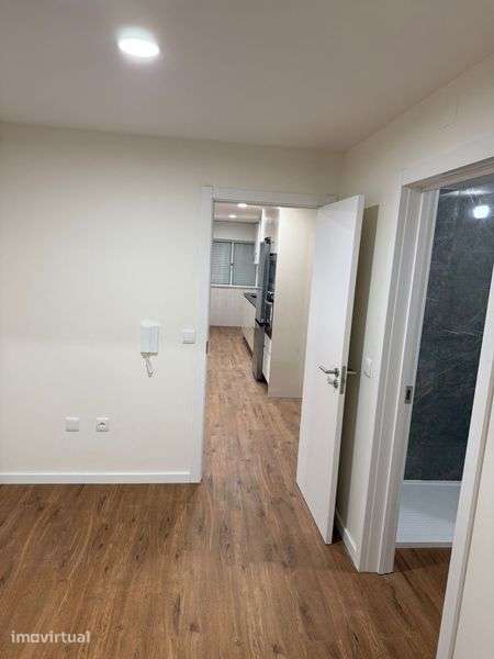 T2+1 Renovado com Cozinha Equipada e Garagem Fechada – Barcelos - Grande imagem: 2/12