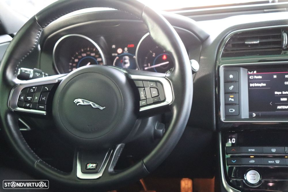 Jaguar XE 2.0 D R-Sport - 13