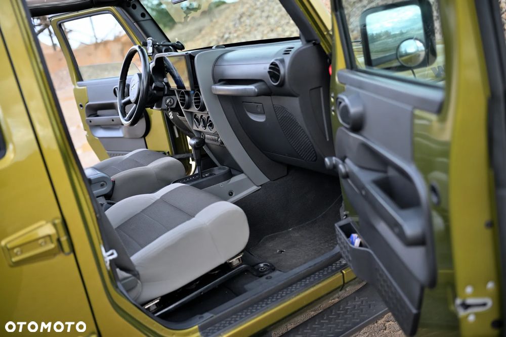 Jeep Wrangler Unlimited 3.8 Sahara - 27