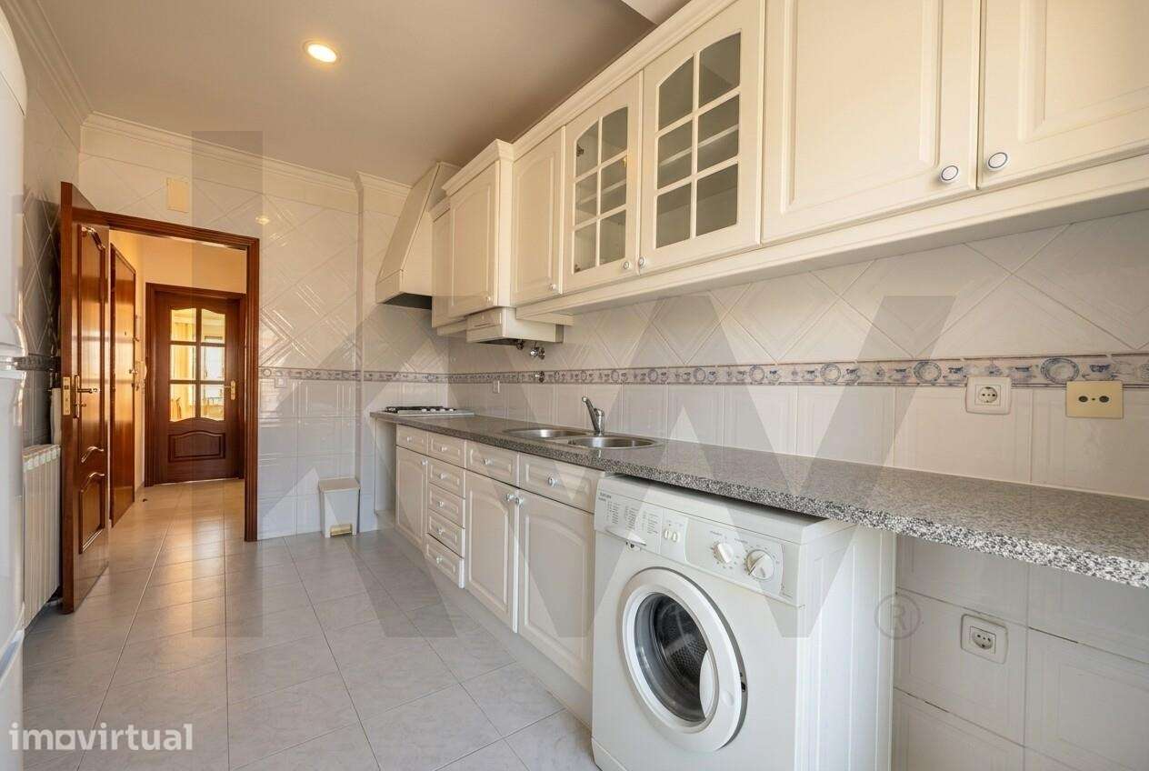 Apartamento T2 com 75m2, lugar de parqueamento coberto e arrecadação a - Grande imagem: 3/27